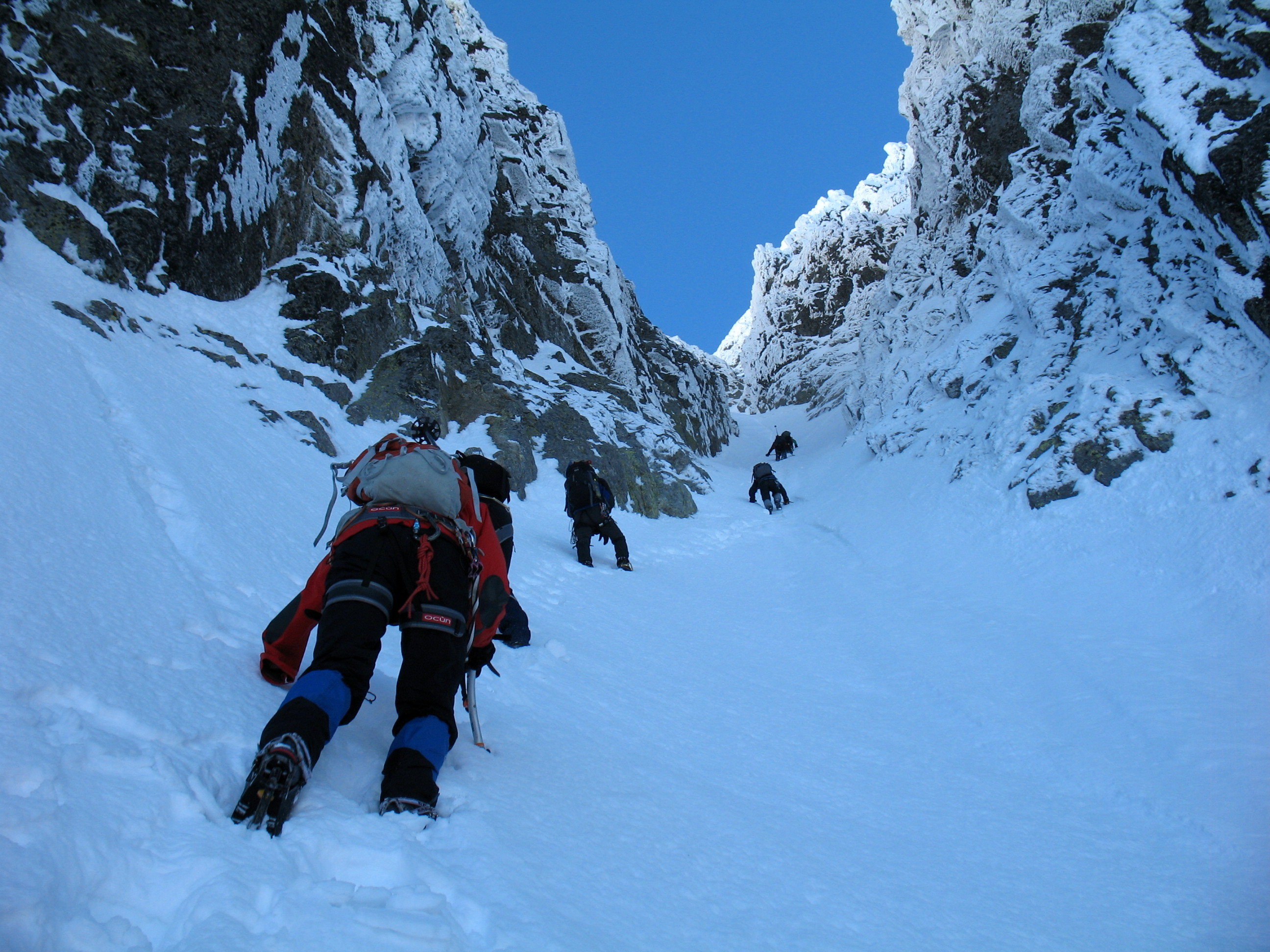 Vzlínání žlabem k Lavštovčí štrbině mezi Pyšnými štíty